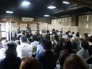 盂蘭盆会の本堂の様子