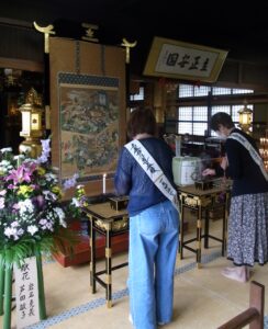 お会式の本堂の様子